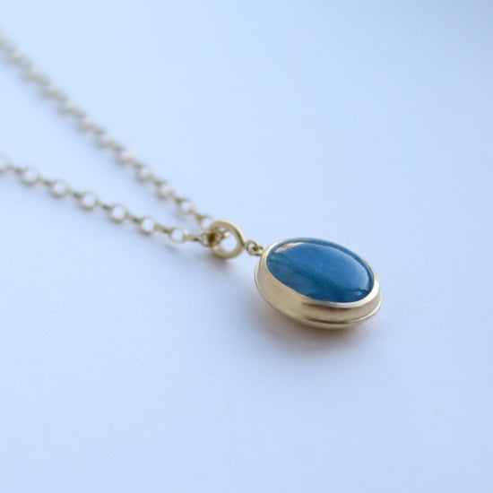 18ct yellow gold aquamarine cabochon brushed gold egg shaped oval domed pendant on belcher chain paper shot
